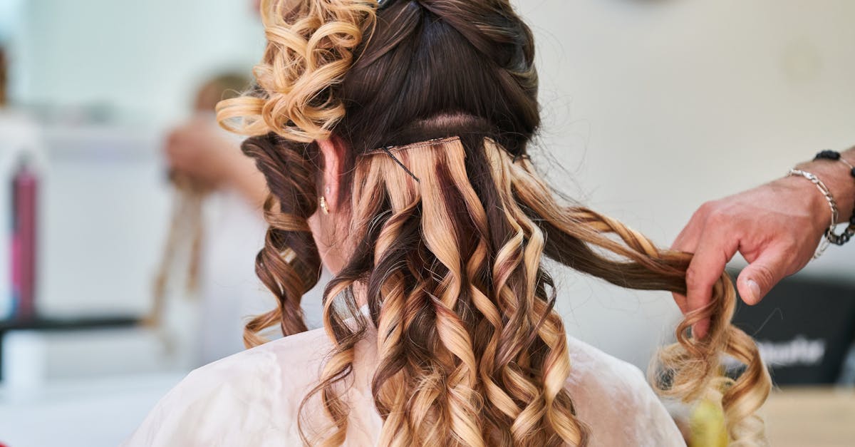 découvrez l'art des coiffures avec notre salon de coiffure professionnel. nos coiffeurs experts vous conseillent et réalisent des coupes tendance, des colorations vibrantes et des coiffures sur mesure pour tous les styles. réservez votre rendez-vous dès maintenant pour sublimer votre look !